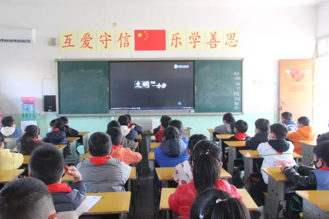 高原之宝(08402)：唐继德辞任独立非执行董事